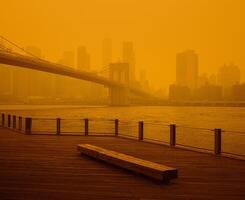 Neu York Stadt Horizont im Orange Lauffeuer Nebel foto