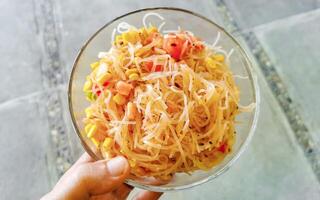 Gericht von Glas Nudeln mit Mais Zwiebeln und Tomaten Mexiko. foto