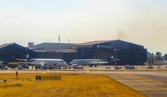 Mexiko Stadt Mexiko 2021 Flugzeug beim das Flughafen Gebäude und Runway Mexiko Stadt Mexiko. foto