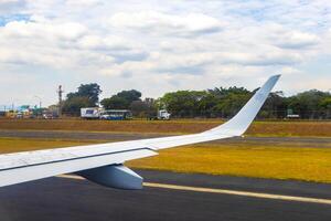 alajuela Costa Rica 2021 Runway Flughafen Stadt Berge Panorama Aussicht von Flugzeug Costa rica. foto