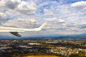 Runway Flughafen Stadt Berge Panorama Aussicht von Flugzeug Costa rica. foto