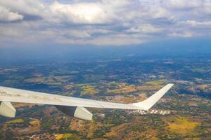 Runway Flughafen Stadt Berge Panorama Aussicht von Flugzeug Costa rica. foto