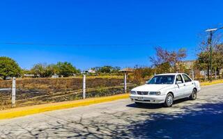 puerto escondido Oaxaca Mexiko 2023 Weiß Silber grau grau Auto Fahrzeug Transport im Stadt Stadt. foto