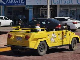 puerto escondido Oaxaca Mexiko 2023 Gelb Auto Fahrzeug Transport retro im Stadt Stadt, Dorf Mexiko. foto