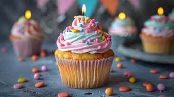 Cupcake mit Kerze und Sträusel auf Blau Hintergrund foto