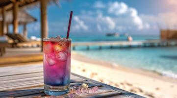 trinken entspannend auf hölzern Tabelle auf Strand foto