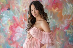 schwanger Frau posieren auf Rosa Hintergrund foto