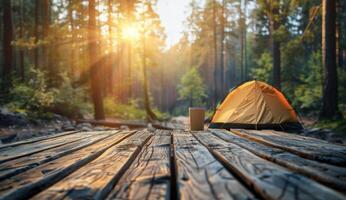 Zelt auf hölzern Plattform im Wald foto