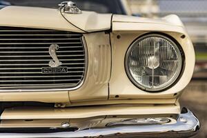 Vicenza Italien 19 März 2024 das ikonisch Kobra Emblem schmückt das Gitter von ein Ford Mustang symbolisieren Leistung und Performance foto