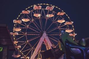 Ferris Rad beim Nacht foto