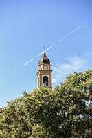 Kirche Glocke Turm im das Bäume foto