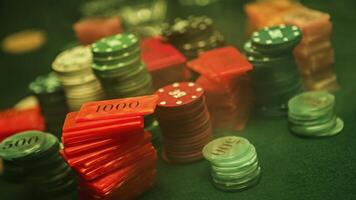 Poker Chips sind gestapelt auf ein Grün texturiert Tabelle Rauch von Zigarren füllt das Zimmer foto