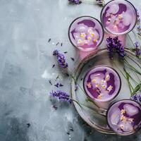 kalt Getränke mit Lavendel syrop foto