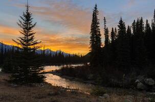 Panorama- Sonnenaufgang Landschaft von Bogen Fluss und Schloss Berge beim banff National Park im Alberta, Kanada. foto