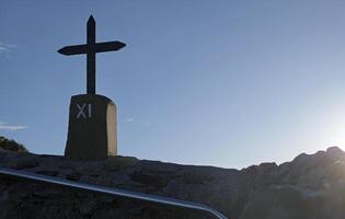 Metall Kreuz im Vorderseite von das Ozean während Sonnenaufgang foto