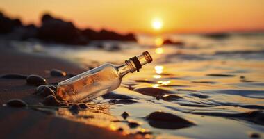Abenddämmerung flüstern - - Botschaft im das Flasche gegen das Sonne Rahmen Nieder foto
