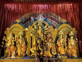 Göttin Durga Puja dekoriert pandal. größte religiös Festival von Hindu Dharma foto