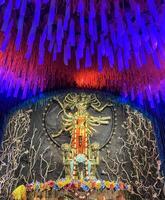 Göttin Durga Puja Festival beim Nachtaufnahme unter farbig Licht Ultra breit Bild foto