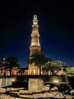 Qutab Minar glühend Nacht Aussicht hd Bild foto