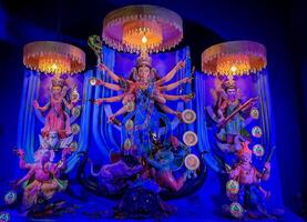 Statue von Göttin Durga dekoriert pandal. größte religiös Festival von Hindu Dharma foto