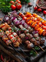 ein schön vereinbart worden Kebab Teller mit ein Vielfalt von Spieße mit Gemüse und gegrillt Fleisch.. foto