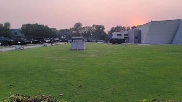 Heer Ausrüstung mit im Krieg sind platziert im Öffentlichkeit Park zum Kinder im lahore, Pakistan auf kann 15, 2024. foto