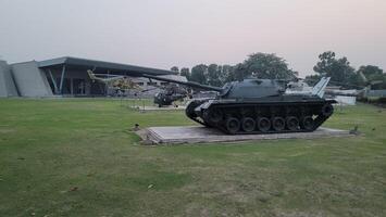 Heer Ausrüstung mit im Krieg sind platziert im Öffentlichkeit Park zum Kinder im lahore, Pakistan auf kann 15, 2024. foto