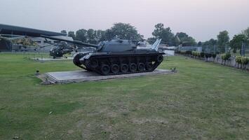 Heer Ausrüstung mit im Krieg sind platziert im Öffentlichkeit Park zum Kinder im lahore, Pakistan auf kann 15, 2024. foto