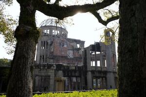 Hiroshima, Japan - - Dezember 6, 2023 - - atomar Bombe Kuppel Denkmal Gebäude ist Teil von das Hiroshima Frieden Denkmal Park im Hiroshima foto