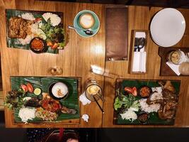 Gourmet indonesisch Küche mit Vielfalt von Geschirr foto
