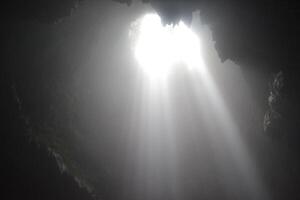 das Strahl von richtig im Vertikale grubbug Höhle foto