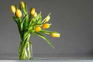 ein Strauß von Gelb Tulpen foto