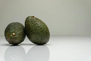 Grün Avocado auf das Tabelle foto