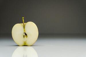 Apfel auf das Tabelle foto