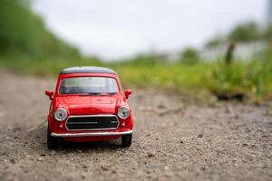 ein Nahansicht Bild von ein retro rot Spielzeug Auto foto