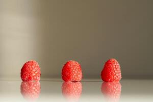 Himbeeren auf ein Weiß Hintergrund foto