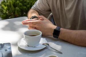 Person, die eine Tasse Kaffee hält foto