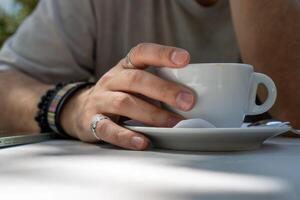 Person, die eine Tasse Kaffee hält foto