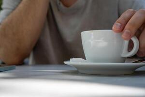 Person, die eine Tasse Kaffee hält foto