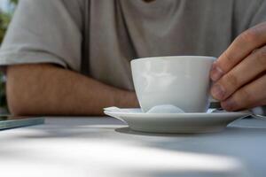 Person, die eine Tasse Kaffee hält foto