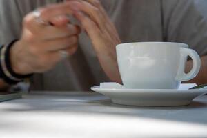 Person, die eine Tasse Kaffee hält foto