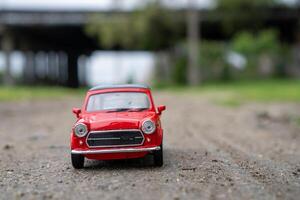 ein Nahansicht Bild von ein retro rot Spielzeug Auto foto