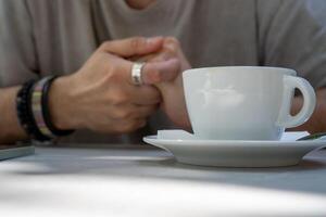 Person, die eine Tasse Kaffee hält foto