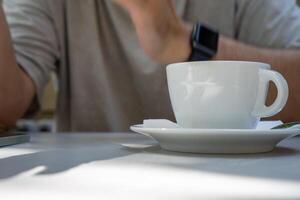 Person, die eine Tasse Kaffee hält foto