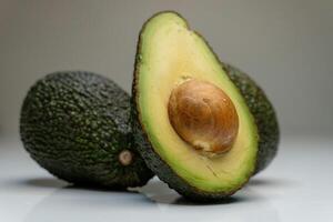 Grün Avocado auf das Tabelle foto