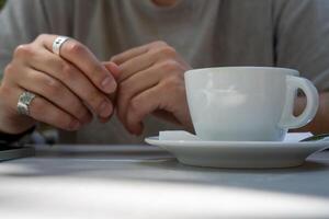 Person, die eine Tasse Kaffee hält foto