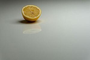 Zitronen auf das Tabelle foto