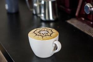 heiß Kaffee Getränke mit Latté Kunst foto