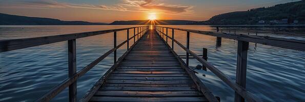 Sonnenuntergang auf das Seebrücke beim das Meer. foto