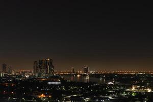 Nacht Stadt Horizont Hintergrund. foto